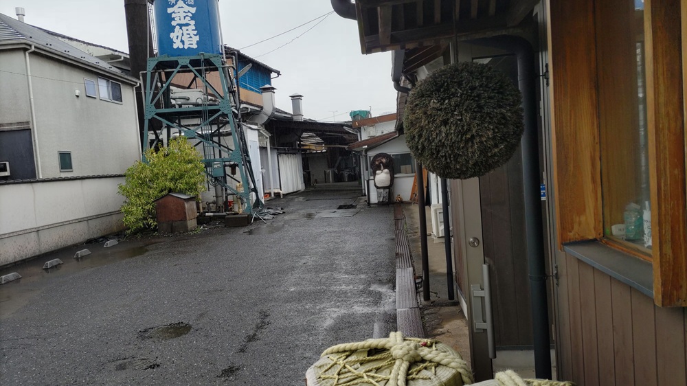 豊島屋酒造の青い金婚タンクと杉玉