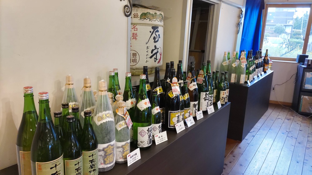 豊島屋酒造の売店に並ぶ日本酒
